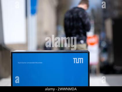 Monaco, Germania. 25 marzo 2024. L'edificio principale con l'ingresso principale dell'Università tecnica di Monaco (TUM). Crediti: Sven Hoppe/dpa/Alamy Live News Foto Stock