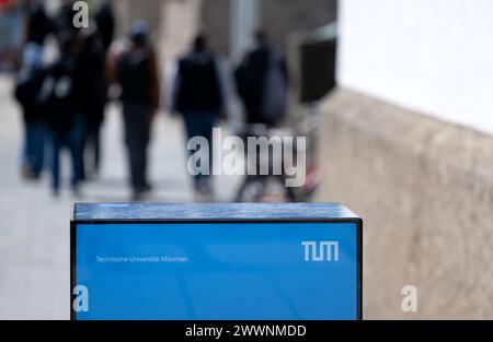 Monaco, Germania. 25 marzo 2024. L'edificio principale con l'ingresso principale dell'Università tecnica di Monaco (TUM). Crediti: Sven Hoppe/dpa/Alamy Live News Foto Stock