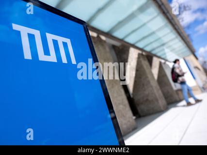 Monaco, Germania. 25 marzo 2024. L'edificio principale con l'ingresso principale dell'Università tecnica di Monaco (TUM). Crediti: Sven Hoppe/dpa/Alamy Live News Foto Stock