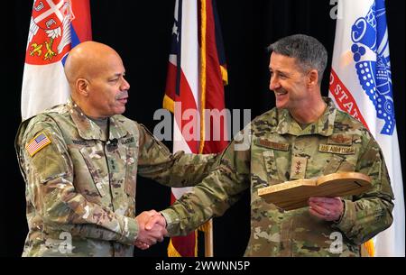 Il maggiore generale John C. Harris Jr., a sinistra, aiutante generale dell'Ohio, presenta il tenente generale Steven S. Nordhaus, comandante, 1st Air Force, con una targa di apprezzamento per aver parlato durante la Ohio National Guard Joint Senior leader Conference al Nationwide Hotel and Conference Center di Lewis Center, Ohio, 2 febbraio 2024. Nordhaus, che comandava il 180th Fighter Wing a Swanton (Ohio) dal 2011 al 2013, ora guida l'organizzazione responsabile per garantire la sovranità aerea e la difesa aerea degli Stati Uniti continentali, di Porto Rico e delle Isole Vergini. Air National Guard Foto Stock