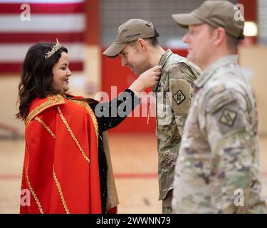 La principessa Vivien I., Baumholderer Karnevalsgesellschaft (BKG - Baumholder Fasching Club) presenta la Medaglia Fasching della sessione al tenente colonnello Jeffrey Keenan, comandante del 44th Expeditionary Signal Battalion, durante una cerimonia tenutasi a Smith Barracks, Germania, 8 febbraio. Foto Stock