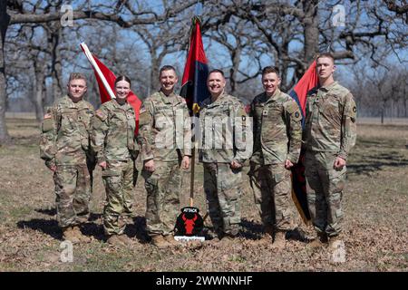 Un gruppo di soldati di nuova Praga assegnati alla 34th Infantry Division "Red Bulls" posa per una foto di gruppo a Fort Cavazos, Texas, 25 febbraio 2024. New Prague, Minnesota, fu progettata nel 1856 e prende il nome da Praga, la capitale della Repubblica Ceca. (Minnesota National Guard Foto Stock