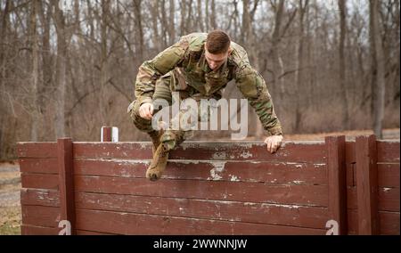 Il quarto giorno della 310a ESC Best Warrior Competition, il 7 febbraio 2024, consisteva nella qualificazione del fucile M4, un percorso ad ostacoli e una corsia di valutazione medica/movimento. Il sergente Jack Adams si è fatto strada oltre e attraverso i vari ostacoli al corso di fiducia di Camp Atterbury. Foto Stock