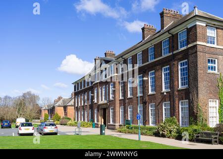 Edificio principale Reception parcheggio auto Sutton Bonnington Campus University of Nottingham University Sutton Bonnington Leicestershire Inghilterra Regno Unito GB Europa Foto Stock