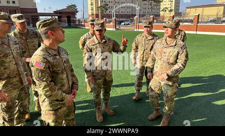 Il maggiore dell'esercito Michael Weimer visita con i soldati alla Wightman NCO Academy a Camp Humphreys, Corea del Sud, 9 febbraio 2024. Esercito Foto Stock