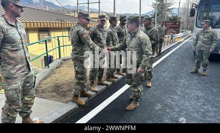 Il maggiore dell'esercito Michael Weimer incontra i soldati a Camp Casey, Corea del Sud, 9 febbraio 2024. Esercito Foto Stock