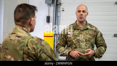 James Spicola, il responsabile dell'addestramento del 174th Security Forces Squadron, tiene lezioni ai partecipanti ad un corso di potenziamento delle forze di sicurezza presso la Hancock Field Air National Guard base, 14 febbraio. Durante il corso, i membri del 174th Security Forces Squadron addestrarono aviatori da tutta l'ala per servire come forze di sicurezza aggiuntive. Air National Guard Foto Stock