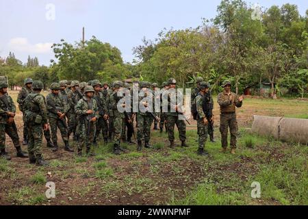 Ivan Howard, un leader della squadra assegnato alla Charlie Company, Battalion Landing Team 1/5, 15th Marine Expeditionary Unit, spiega i settori di fuoco quando un compagno si precipita nei Royal Thai Marines assegnati al 3rd Battalion, 1st Marine Division, Royal Thai Marine Corps, come parte dell'esercitazione Cobra Gold a Camp Jessada, provincia di Chonburi, Thailandia, 29 febbraio 2024. Cobra Gold, giunto al suo 43° anno, è un evento di formazione co-sponsorizzato da thailandese-USA che si basa sulla lunga amicizia tra le due nazioni alleate e riunisce una solida forza multinazionale per promuovere la pace regionale e la pace Foto Stock