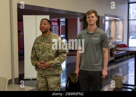 Gen. Daryl O. Hood (a sinistra), il comandante generale del 20th Chemical, Biological, Radiological, Nuclear, Explosives (CBRNE) Command, elogia SPC. Christian Sutton (a destra) al 20th CBRNE Command Headquarters a Aberdeen Proving Ground, Maryland, 5 febbraio. Sutton guida una squadra di oltre 20 soldati nella campagna “operazione Ring the Bell” che sostiene il programma “salute to Life” del Dipartimento della difesa. Esercito degli Stati Uniti Foto Stock