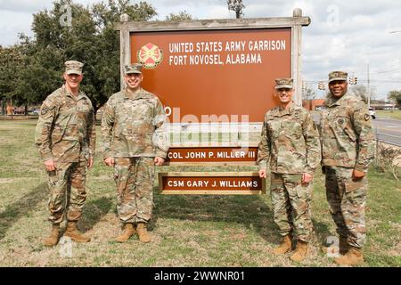 Il comandante generale del comando di gestione dell'installazione, il tenente generale Omar J. Jones IV e il sergente di comando Jason R. Copeland visitano con il colonnello John P. Miller, comandante della guarnigione e direttore della pubblica sicurezza il maggiore John W. Russell il 28 febbraio 2024. Foto Stock