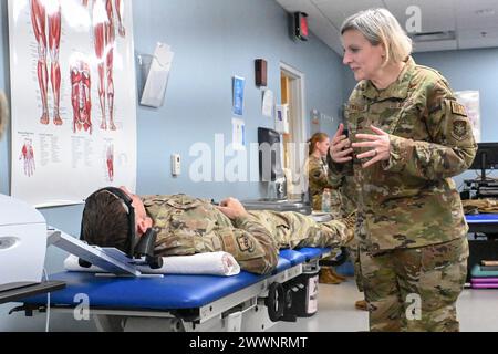 Brig. Il generale Leigh Swanson, chirurgo di comando dell'Air Mobility Command, parla con un paziente in terapia fisica durante una visita alla base aerea di Little Rock, Arkansas, 12 febbraio 2024. Durante la visita, Swanson e il Master Sgt. Daneen Jeziorske, forza arruolata medica dell'AMC, hanno avuto l'opportunità di conoscere le operazioni quotidiane del 19 ° MDG e di interagire con numerosi avieri in vari campi di carriera che contribuiscono a preparare e mantenere la preparazione medica. Aeronautica militare Foto Stock