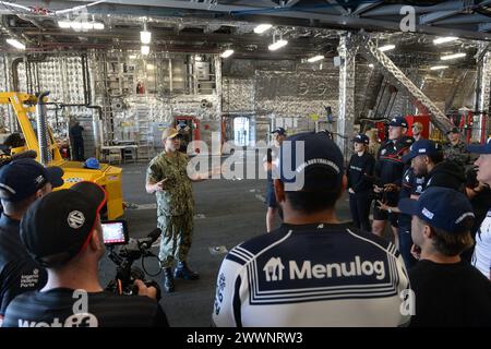 SAN DIEGO - CDR. James Barber, centro, nativo di San Diego, ufficiale comandante della nave da combattimento litorale variante indipendenza USS Canberra (LCS 30) Gold Crew, parla con i giocatori del South Sydney Rabbitohs, una squadra di rugby a 13 australiana, nella baia della missione della nave, 21 febbraio. Homeporting a San Diego come parte del Littoral Combat Ship Squadron ONE, la USS Canberra è un combattente di superficie veloce, con equipaggio ottimale e su misura per la missione che opera in ambienti vicino alla costa e all'oceano aperto, vincendo contro le minacce costiere del XXI secolo. LCS come USS Canberra si integrano con articolazione Foto Stock