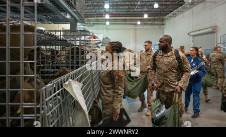 Gli aviatori del 94th Airlift Wing ricevono equipaggiamento di protezione individuale durante un esercizio di preparazione all'impiego presso la Dobbins Air Reserve base, GA, 3 febbraio 2024. L'esercitazione, FALCON STRIKE 24-01, assicura che gli aviatori di Dobbins abbiano la capacità di rispondere e schierarsi rapidamente per qualsiasi situazione, compresi gli scenari in cui devono indossare l'attrezzatura di protezione orientata alla missione. Aeronautica militare Foto Stock