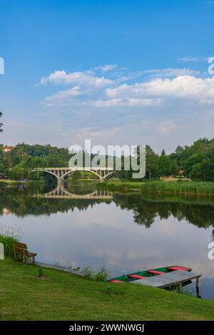 Fiume Berounka a Zvikovec, Boemia centrale, Repubblica Ceca Foto Stock