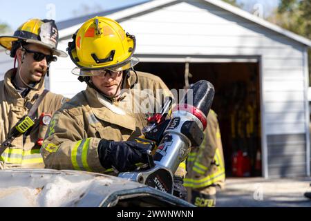 CASSELBERRY, Florida. - I tecnici e i subacquei della Marina degli Stati Uniti assegnati all'Explosive Ordnance Disposal Mobile Unit (EODMU) 12 e alla Mobile Diving and Salvage Unit (MDSU) 2 conducono estrazioni simulate di veicoli con il personale dei Vigili del fuoco della contea di Seminole durante la Daytona Beach Navy Week 2024, 14 febbraio 2024. Il Navy Office of Community Outreach ospita settimane della Marina in varie città degli Stati Uniti ogni anno per interagire con il pubblico, mostrare le capacità della marina e partecipare a eventi di relazione con la comunità. Marina Foto Stock