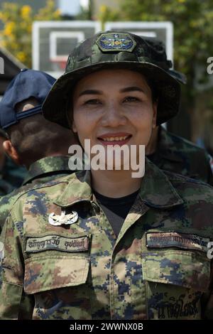 Il sottufficiale della Royal Thai Navy Aphinyarawee Aupathum, studentessa del Thailand Mine Action Center (TMAC), posa per una foto con il suo distintivo Explosive Ordnance Disposal (EOD) appena assegnato durante una cerimonia per un corso EOD Level 1-2 a Fort Bhanurangsi, Ratchaburi, Thailandia, 8 febbraio 2024. Le forze armate thailandesi e americane collaborano per formare gli studenti TMAC al livello EOD 1-2 al fine di sviluppare una capacità EOD per assistere la missione di TMAC di diventare liberi dalle mine terrestri. Questa partnership è in linea con il programma umanitario Mine Action del Dipartimento della difesa degli Stati Uniti, che assiste par Foto Stock