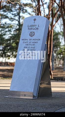 La lapide del capitano dell'esercito degli Stati Uniti Larry L. Taylor, vincitore della Medal of Honor e veterano onorario della 1st Infantry Division, si trova nel Chattanooga National Cemetery di Chattanooga, Tennessee, il 7 febbraio 2024. Taylor volò nel fuoco nemico per salvare una squadra di ricognizione a lungo raggio di quattro uomini, che gli guadagnò la più alta onorificenza della nazione: La Medal of Honor. Esercito Foto Stock