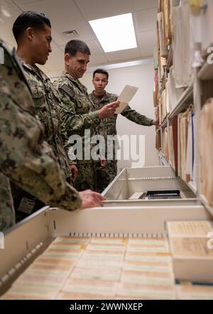 REAR Adm. Rick Freedman, vicechirurgo generale della Marina e vice capo del Bureau of Medicine and Surgery, e il capo della forza PatrickPaul Mangaran, direttore del corpo ospedaliero, osservano gli artefatti e le registrazioni di ex prigionieri di guerra durante un tour del deposito di registri del programma di studi RPOW del Robert E. Mitchell Center (REMC). REMC un programma di NMOTC ospita il programma di studi di ricerca POW per tutti i rami delle forze armate ed è un programma attivo da 50 anni a partire dal 2023 e ospita registri e resoconti di alcuni dei più noti ex prigionieri in tutti i conflitti sinc Foto Stock