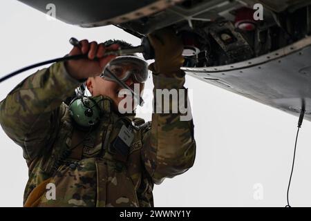 U.S. Air Force Senior Airman Jerry Lor, 28th Maintenance Squadron specialista nella riparazione e bonifica di aeromobili, serve un B-1B Lancer durante la Bomber Task Force 24-2 presso la base aerea di Luleå-Kallax, Svezia, 25 febbraio 2024. Gli Stati Uniti dimostrano costantemente e visibilmente l'impegno nei confronti dei loro alleati e partner attraverso l'impiego globale delle nostre forze militari. Le operazioni della BTF forniscono ai leader statunitensi opzioni strategiche per assicurare alleati e partner, scoraggiando al contempo potenziali aggressioni avversarie in tutto il mondo. Aeronautica militare Foto Stock