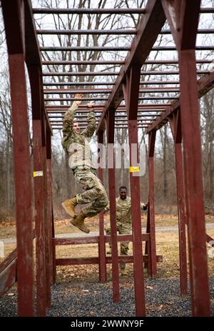 Il quarto giorno della 310a ESC Best Warrior Competition, il 7 febbraio 2024, consisteva nella qualificazione del fucile M4, un percorso ad ostacoli e una corsia di valutazione medica/movimento. Il sergente Jack Adams si è fatto strada oltre e attraverso i vari ostacoli al corso di fiducia di Camp Atterbury. Foto Stock