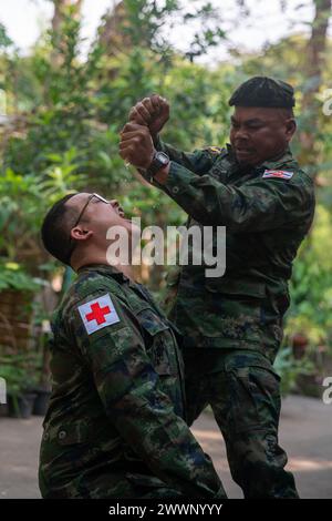 Un istruttore di Royal Thai Marine spreme l'acqua da una pianta durante una dimostrazione di sopravvivenza nella giungla durante l'esercitazione Cobra Gold a Sattahip, provincia di Chonburi, Regno di Thailandia, 27 febbraio 2024. Cobra Gold, giunto al suo 43° anno, è un evento di formazione co-sponsorizzato da thailandese-USA che si basa sulla lunga amicizia tra le due nazioni alleate e riunisce una solida forza multinazionale per promuovere la pace e la sicurezza regionali a sostegno di un libero e aperto Indo-Pacifico. Corpo dei Marine Foto Stock