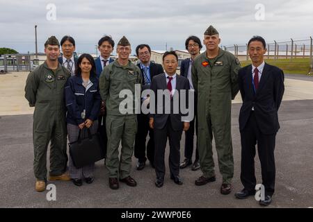 Shinya Ito, centro, direttore generale dell'Ufficio difesa di Okinawa, posa per una foto con i leader del 1st Marine Aircraft Wing presso la Marine Corps Air Station Futenma, Okinawa, Giappone, 28 febbraio 2024. La visita del direttore generale ha favorito la comunicazione sulle operazioni VMM-262 intorno a Okinawa. Corpo dei Marine Foto Stock