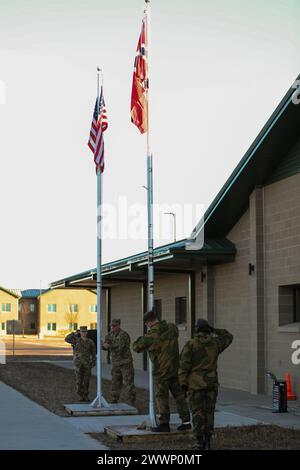 Le truppe della Guardia Nazionale del Minnesota e della Guardia interna norvegese e della Gioventù si uniscono in una cerimonia di apertura al 51° Norwegian Reciprocal Troop Exchange (NOREX) presso il Camp Ripley Training Center di Little Falls, Minnesota, il 2 febbraio 2024. NOREX è un evento di addestramento annuale in cui soldati e avieri di entrambe le forze volano oltreoceano verso il loro paese alleato e conducono l'addestramento invernale e le operazioni in condizioni climatiche fredde tra loro (Minnesota Army National Guard) Foto Stock