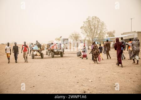 Joda, Sudan del Sud. 20 marzo 2024. Il valico di frontiera di Joda tra il Sudan del Sud e il Sudan. Circa 1.000 persone attraversano ogni giorno, fuggendo dalla guerra sudanese. Circa 1.000 rimpatriati e rifugiati sudanesi attraversano ogni giorno il confine dal Sudan al Sudan meridionale. La guerra in Sudan, iniziata nell'aprile 2023, ha portato alla più grande crisi di sfollamento del mondo. Credito: SOPA Images Limited/Alamy Live News Foto Stock