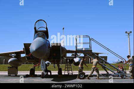 I manutentori con la Louisiana e la California Air National Guards prepararono gli F-15C Eagles al decollo durante il Cope North 24 presso Andersen Air base, Guam, 20 febbraio 2024. Le unità della Guardia sono schierate nella base aerea di Kadena, in Giappone, e partecipano a Cope North 24 per rafforzare tattiche, tecniche e procedure multilaterali insieme alle nazioni alleate e partner. Air Force Master sergente Natasha Stannard/rilasciato) Foto Stock