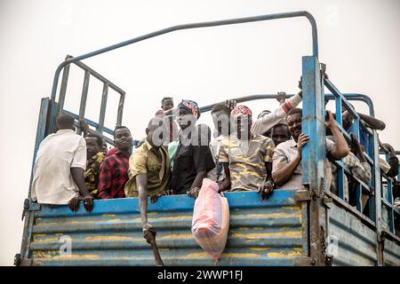 Sudan del Sud. 20 marzo 2024. Le persone vengono caricate su camion per portarle da Joda, al confine sudanese, a Renk, nel Sud Sudan, dove rimarranno in un campo di transito prima di essere trasportate nel paese. Circa 1.000 rimpatriati e rifugiati sudanesi attraversano ogni giorno il confine dal Sudan al Sudan meridionale. La guerra in Sudan, iniziata nell'aprile 2023, ha portato alla più grande crisi di sfollamento del mondo. Credito: SOPA Images Limited/Alamy Live News Foto Stock