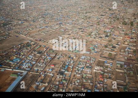 Juba, la capitale del Sudan del Sud, vista dal cielo. Circa 1.000 rimpatriati e rifugiati sudanesi attraversano ogni giorno il confine dal Sudan al Sudan meridionale. La guerra in Sudan, iniziata nell'aprile 2023, ha portato alla più grande crisi di sfollamento del mondo. Foto Stock
