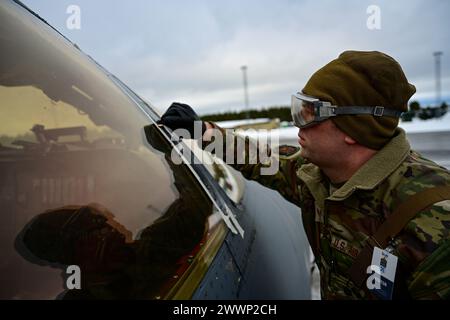 Justin Kennedy, 28th Aircraft Maintenance Squadron Aircraft Noncommissioned Officer in carica, aggiunge sigillante a un B-1B Lancer durante la Bomber Task Force 24-2 presso la base aerea di Luleå-Kallax, Svezia, 25 febbraio 2024. L'Air Force opera regolarmente in tutto il mondo e rimane flessibile e agile per rispondere ai cambiamenti dell'ambiente operativo. Le operazioni della BTF forniscono ai leader statunitensi opzioni strategiche per assicurare alleati e partner, scoraggiando al contempo potenziali aggressioni avversarie in tutto il mondo. Aeronautica militare Foto Stock