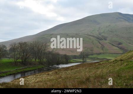 Una vista del fiume Rawthey vicino a Cautley Spout nelle Cumbria Howgill Fells appena dietro l'angolo su un sentiero pedonale Foto Stock