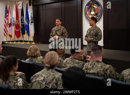 Rick Freedman, vice chirurgo generale della Marina e vice capo, Bureau of Medicine and Surgery, e il capo della forza PatrickPaul Mangaran, direttore del corpo ospedaliero, visitò il Navy Medicine Operational Training Command (NMOTC), il 7 febbraio 2024. NMOTC è composto da sei distaccamenti nazionali che offrono formazione medica specializzata nei settori dell'aviazione, della sopravvivenza dell'aviazione, della guerra di superficie e sottomarina, della medicina di spedizione e delle operazioni speciali. Foto Stock