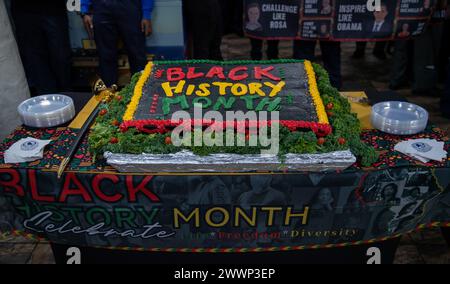 La portaerei classe Nimitz USS George Washington (CVN 73) celebra il Black History Month mentre è in corso nell'Oceano Atlantico, 22 febbraio 2023. George Washington sta conducendo corsi personalizzati di formazione sulla disponibilità e sul problema di valutazione finale (TSTA/FEP). La TSTA prepara la nave e l'equipaggio per la piena integrazione in un gruppo di sciopero dei vettori attraverso un'ampia gamma di operazioni mission critical. Marina Foto Stock