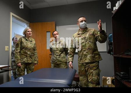 Brig. Il generale Leigh Swanson, chirurgo di comando dell'Air Mobility Command, e il Capo Master Sgt. Daneen Jeziorske, forza di reclutamento medico dell'AMC, visitano l'Operation Support Team durante un tour della base alla Little Rock Air Force base, Arkansas, 12 febbraio 2024. Durante la visita, Swanson e Jeziorske hanno avuto l'opportunità di conoscere le operazioni quotidiane del 19 ° MDG e di interagire con numerosi avieri in vari campi di carriera che contribuiscono a preparare e mantenere la preparazione medica. Aeronautica militare Foto Stock