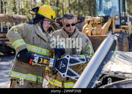 CASSELBERRY, Florida. - I tecnici e i subacquei della Marina degli Stati Uniti assegnati all'Explosive Ordnance Disposal Mobile Unit (EODMU) 12 e alla Mobile Diving and Salvage Unit (MDSU) 2 conducono estrazioni simulate con il personale dei Vigili del fuoco della contea di Seminole durante la Daytona Beach Navy Week 2024, 14 febbraio 2024. Il Navy Office of Community Outreach ospita settimane della Marina in varie città degli Stati Uniti ogni anno per interagire con il pubblico, mostrare le capacità della marina e partecipare a eventi di relazione con la comunità. Marina Foto Stock