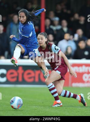 DAGENHAM, INGHILTERRA - 24 MARZO: Amber Tysiak del West Ham United WFC mantiene Mayra Ramirez del Chelsea Womenin durante Barclays fa Women's Super Foto Stock
