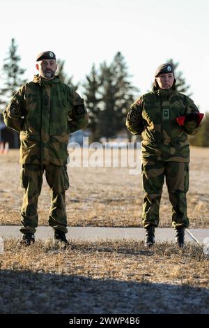 Le truppe della Guardia Nazionale del Minnesota e della Guardia interna norvegese e della Gioventù si uniscono in una cerimonia di apertura al 51° Norwegian Reciprocal Troop Exchange (NOREX) presso il Camp Ripley Training Center di Little Falls, Minnesota, il 2 febbraio 2024. NOREX è un evento di addestramento annuale in cui soldati e avieri di entrambe le forze volano oltreoceano verso il loro paese alleato e conducono l'addestramento invernale e le operazioni in condizioni climatiche fredde tra loro (Minnesota Army National Guard) Foto Stock