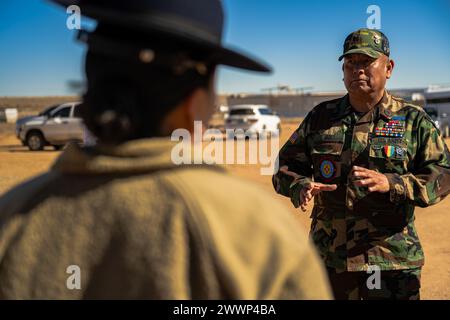 Un membro della Guardia colori dei veterani di Shiprock parla con il sergente tecnico Anika Dexter, istruttore di addestramento militare del 319th Training Squadron, dopo una cerimonia di benedizione domestica per un veterano della Nazione Navajo a Shiprock, New Mexico, 28 febbraio 2024. Dexter ha condiviso le sue esperienze come MTI con The Color Guardsman che in precedenza aveva servito come sergente d'addestramento durante il suo periodo nell'esercito degli Stati Uniti. Aeronautica militare Foto Stock