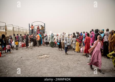 Joda, Sudan del Sud. 20 marzo 2024. Le persone aspettano di essere caricate su camion per portarle da Joda, al confine sudanese, a Renk, nel Sud Sudan, dove rimarranno in un campo di transito prima di essere trasportate nel paese. Circa 1.000 rimpatriati e rifugiati sudanesi attraversano ogni giorno il confine dal Sudan al Sudan meridionale. La guerra in Sudan, iniziata nell'aprile 2023, ha portato alla più grande crisi di sfollamento del mondo. (Credit Image: © Sally Hayden/SOPA Images via ZUMA Press Wire) SOLO PER USO EDITORIALE! Non per USO commerciale! Foto Stock