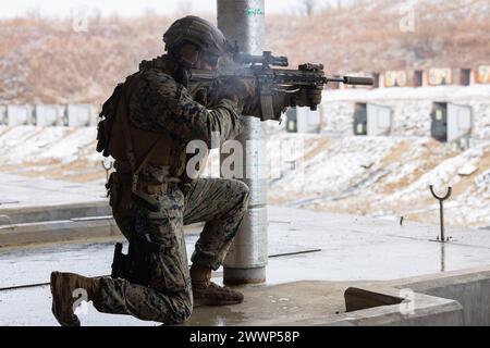 Hayden Sutton lancia un fucile automatico di fanteria M27 durante la Viper 24,1 in Corea a Camp Mujuk, Repubblica di Corea, 6 febbraio 2024. L'addestramento a fuoco vivo migliora la preparazione al combattimento dei Marines migliorando la capacità di tiro, costruendo fiducia e testando tattiche e strategie per preparare i Marines a eseguire le loro missioni in modo efficace e sicuro in qualsiasi ambiente operativo. Nella sua prima iterazione, Korea Viper dimostra la capacità del ROK-US Marine Corps di rispondere in modo decisivo nella regione come una forza unica e unificata, rafforzando al contempo le relazioni e la fiducia tra i due A. Foto Stock