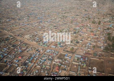 21 marzo 2024, Juba, Sudan del Sud: Juba, capitale del Sudan del Sud, vista dal cielo. Circa 1.000 rimpatriati e rifugiati sudanesi attraversano ogni giorno il confine dal Sudan al Sudan meridionale. La guerra in Sudan, iniziata nell'aprile 2023, ha portato alla più grande crisi di sfollamento del mondo. (Credit Image: © Sally Hayden/SOPA Images via ZUMA Press Wire) SOLO PER USO EDITORIALE! Non per USO commerciale! Foto Stock