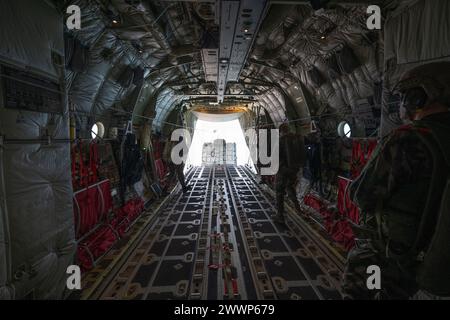 Gaza, territori palestinesi. 25 marzo 2024. I pallet di cibo vengono fatti cadere da un aereo da trasporto C-130 Hercules dell'Aeronautica militare tedesca sopra la Striscia di Gaza. Le forze armate tedesche prendono parte a voli di aiuto con altre nazioni, durante i quali le forniture di soccorso vengono ritirate dagli aerei da trasporto. Credito: Boris Roessler/dpa/Alamy Live News Foto Stock