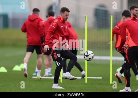 Cardiff, Regno Unito. 25 marzo 2024. Aaron Ramsey del Galles durante l'allenamento della squadra di calcio gallese a Hensol, vale of Glamorgan, nel Galles del Sud, lunedì 25 marzo 2024. La squadra si sta allenando in vista della partita di qualificazione a Euro 2024 contro la Polonia di domani. foto di Andrew Orchard/Andrew Orchard Sports Photography/ Alamy Live News Credit: Andrew Orchard Sports Photography/Alamy Live News Foto Stock