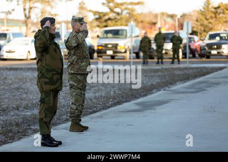 Le truppe della Guardia Nazionale del Minnesota e della Guardia interna norvegese e della Gioventù si uniscono in una cerimonia di apertura al 51° Norwegian Reciprocal Troop Exchange (NOREX) presso il Camp Ripley Training Center di Little Falls, Minnesota, il 2 febbraio 2024. NOREX è un evento di addestramento annuale in cui soldati e avieri di entrambe le forze volano oltreoceano verso il loro paese alleato e conducono l'addestramento invernale e le operazioni in condizioni climatiche fredde tra loro (Minnesota Army National Guard) Foto Stock