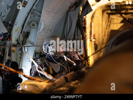 Gaza, territori palestinesi. 25 marzo 2024. Un soldato siede a bordo di un aereo da trasporto C-130 Hercules dell'Aeronautica militare tedesca in avvicinamento a Gaza per far cadere pallet di forniture di aiuti sulla Striscia di Gaza. Le forze armate tedesche stanno partecipando con altre nazioni a voli di aiuto in cui le forniture di soccorso vengono ritirate dagli aerei da trasporto. Credito: Boris Roessler/dpa/Alamy Live News Foto Stock