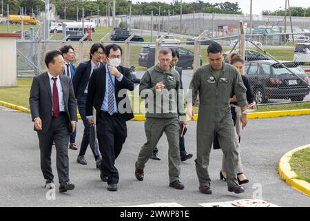 Shinya Ito, a sinistra, direttore generale dell'Ufficio di difesa di Okinawa, parla con i leader del Marine Aircraft Group 36, 1st Marine Aircraft Wing presso la Marine Corps Air Station Futenma, Okinawa, Giappone, 27 febbraio 2024. La visita del direttore generale ha favorito la comunicazione sulle operazioni VMM-262 intorno a Okinawa. Corpo dei Marine Foto Stock