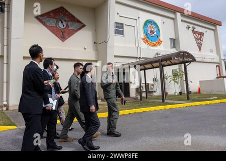 Brett Allison, comandante del Marine Aircraft Group 36, 1st Marine Aircraft Wing, parla con Shinya Ito, direttore generale dell'Okinawa Defense Bureau, presso la Marine Corps Air Station Futenma, Okinawa, Giappone, 27 febbraio 2024. La visita del direttore generale ha favorito la comunicazione sulle operazioni VMM-262 intorno a Okinawa. Corpo dei Marine Foto Stock