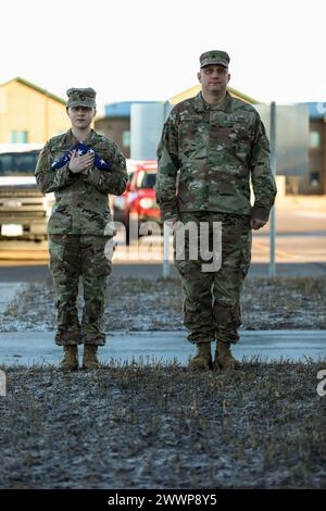 Le truppe della Guardia Nazionale del Minnesota e della Guardia interna norvegese e della Gioventù si uniscono in una cerimonia di apertura al 51° Norwegian Reciprocal Troop Exchange (NOREX) presso il Camp Ripley Training Center di Little Falls, Minnesota, il 2 febbraio 2024. NOREX è un evento di addestramento annuale in cui soldati e avieri di entrambe le forze volano oltreoceano verso il loro paese alleato e conducono l'addestramento invernale e le operazioni in condizioni climatiche fredde tra loro (Minnesota Army National Guard) Foto Stock